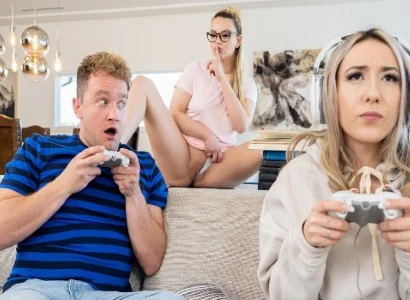 cô gái bị bạn thân tranh giành người yêu vì quá mê game