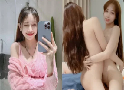 Lâm Thái Vy cùng cô bạn thân móc bím ngay trên sóng trực tiếp