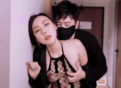 Phu nhân bán thân cho sếp để trả món nợ của chồng