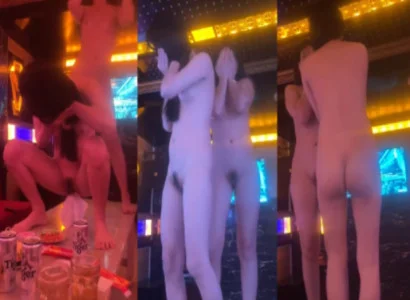Cô gái cởi đồ thoát y và múa máy loạn xạ ở quán karaoke