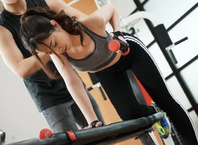 Anh PT số hưởng và người phụ nữ thiếu thốn tình dục nện nhau
